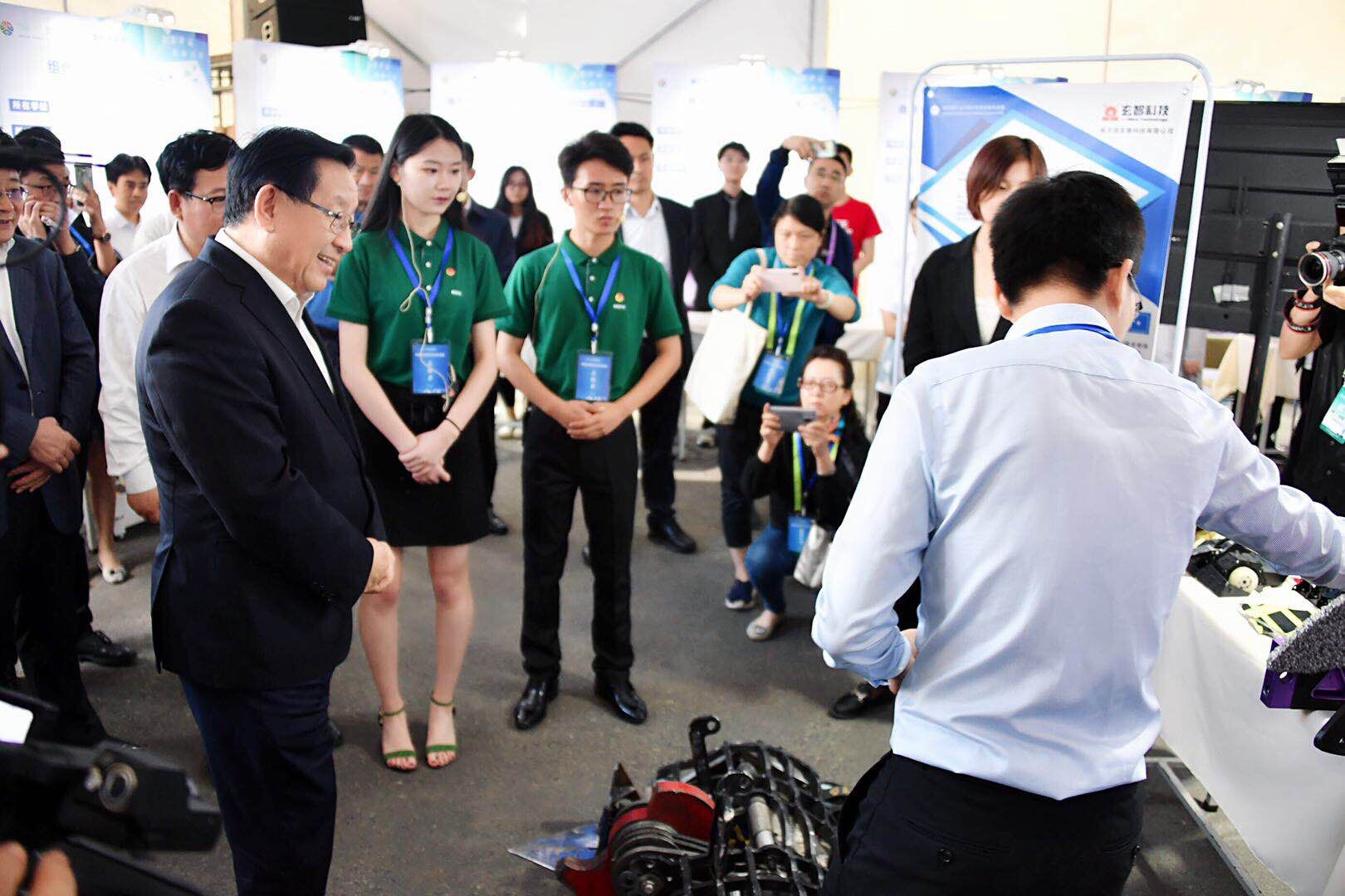 万钢主席听取哈尔滨工业大学格斗机器人科技创新作品介绍