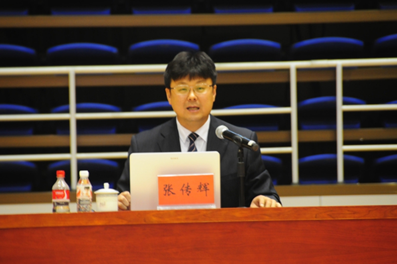 塔里木大学党委常委,副校长张传辉老师为2012级学生作报告