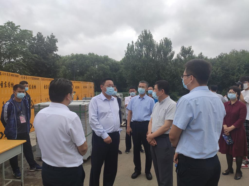 香坊区区委书记谭乐伟带队到我校检查指导疫情防控工作