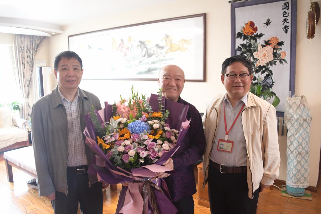 校领导在教师节前夕慰问教师代表