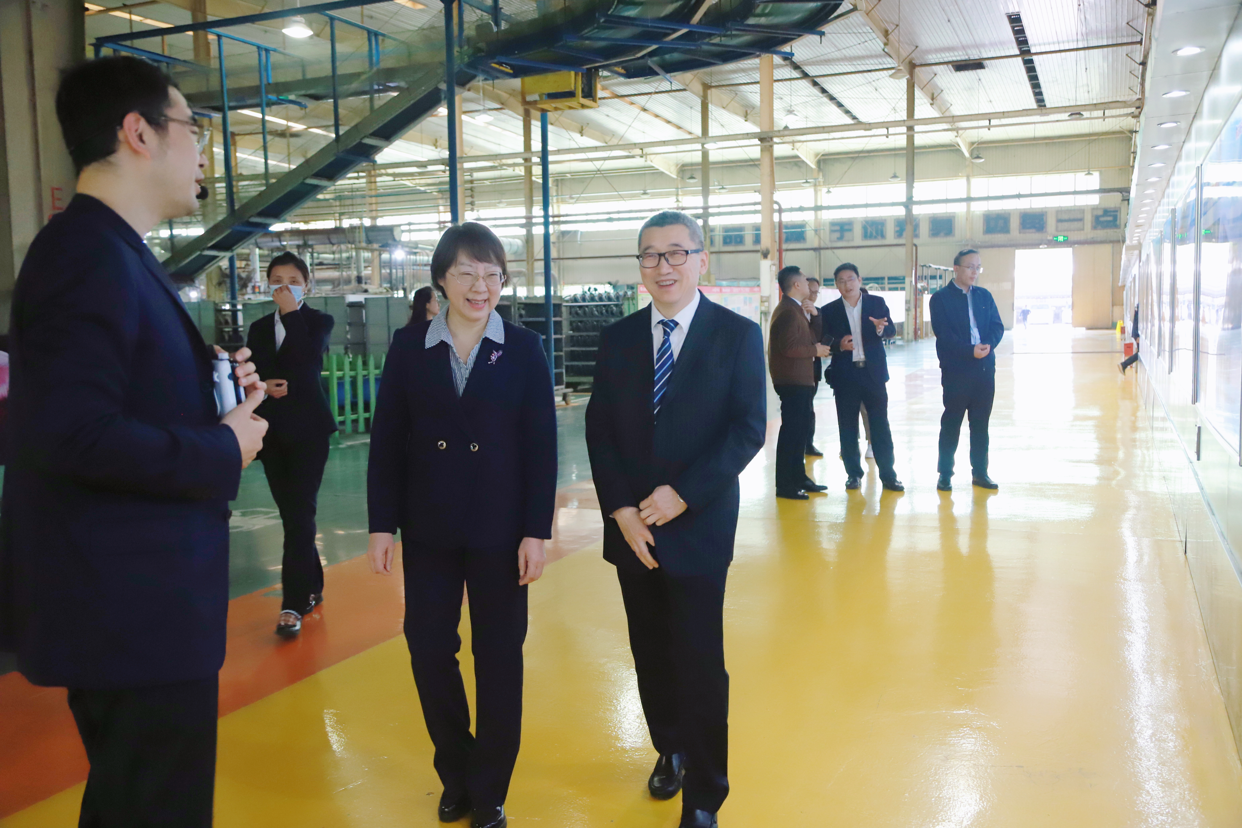 陈文慧一行参观考察格力电器(重庆)有限公司生产车间.jpg