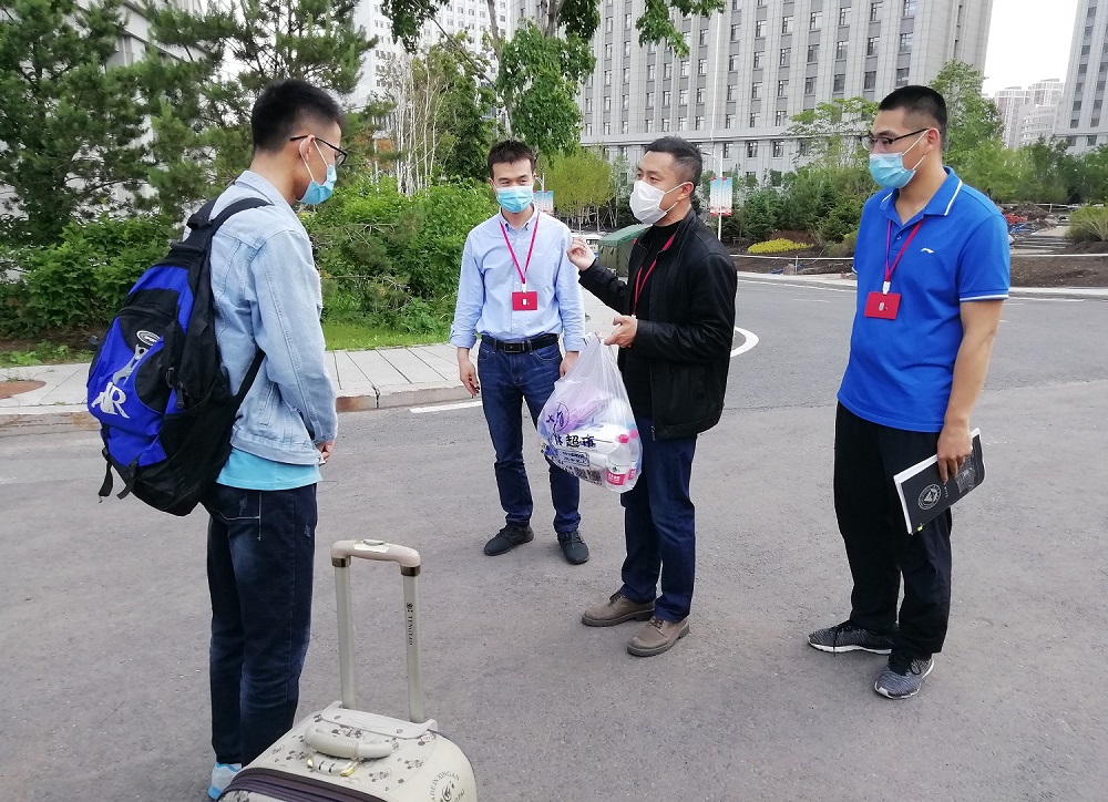 1学院领导、导师、辅导员共同为首个返校学生送上“爱心大礼包”