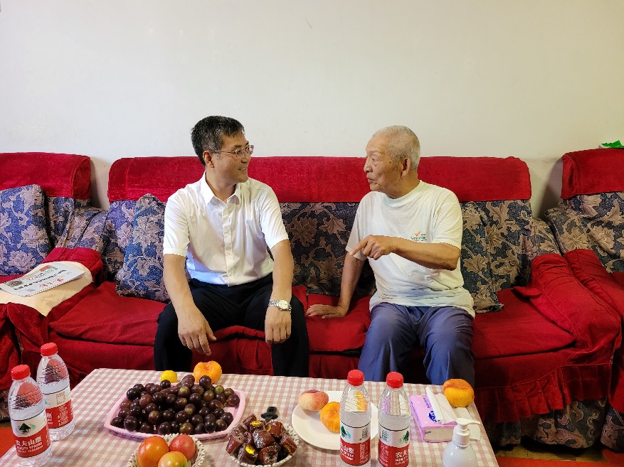 八一建军节学校领导走访慰问离退休复转军人