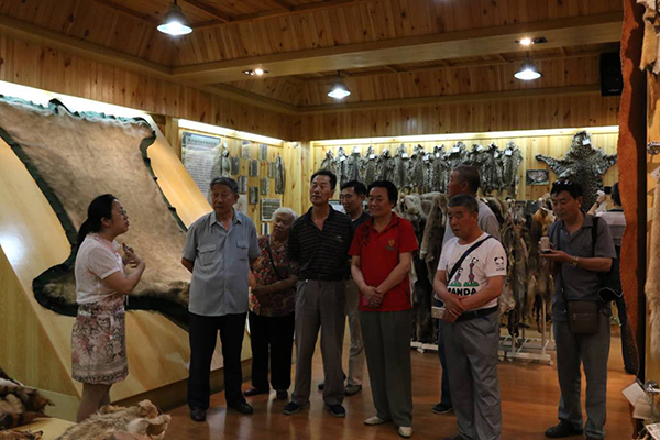 同动物学院党委书记肖向红及当年任教的老师:马建章院士和常家传教授