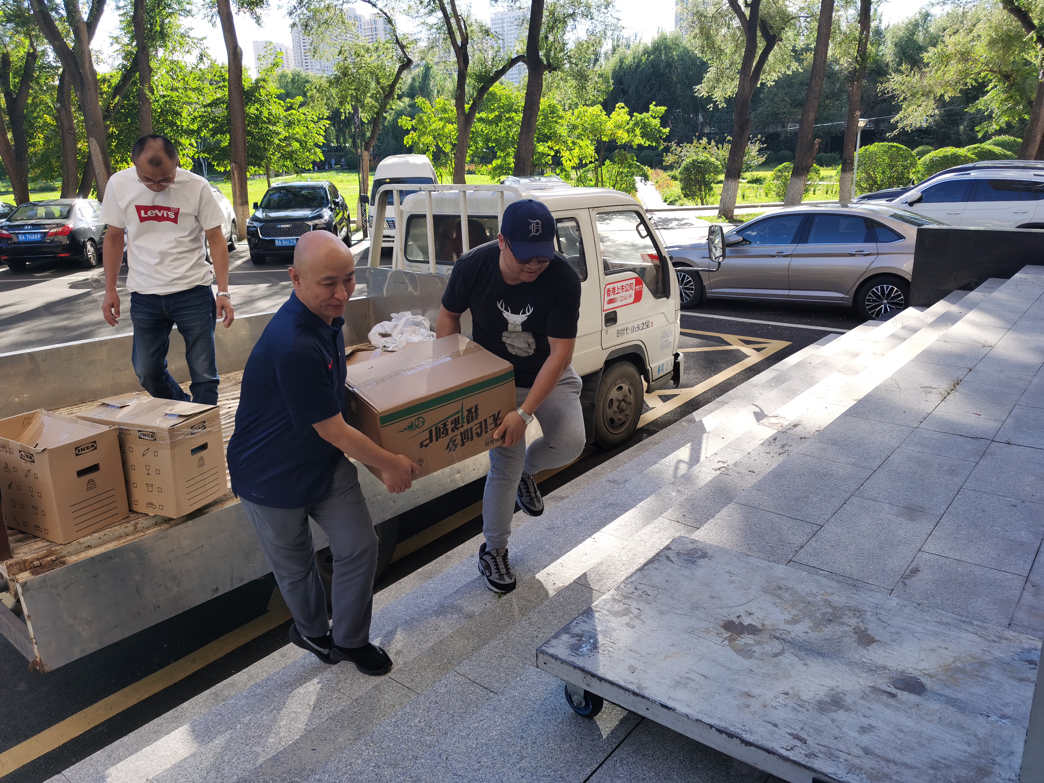 原校长杨传平教授向学校捐赠1000余册图书文献