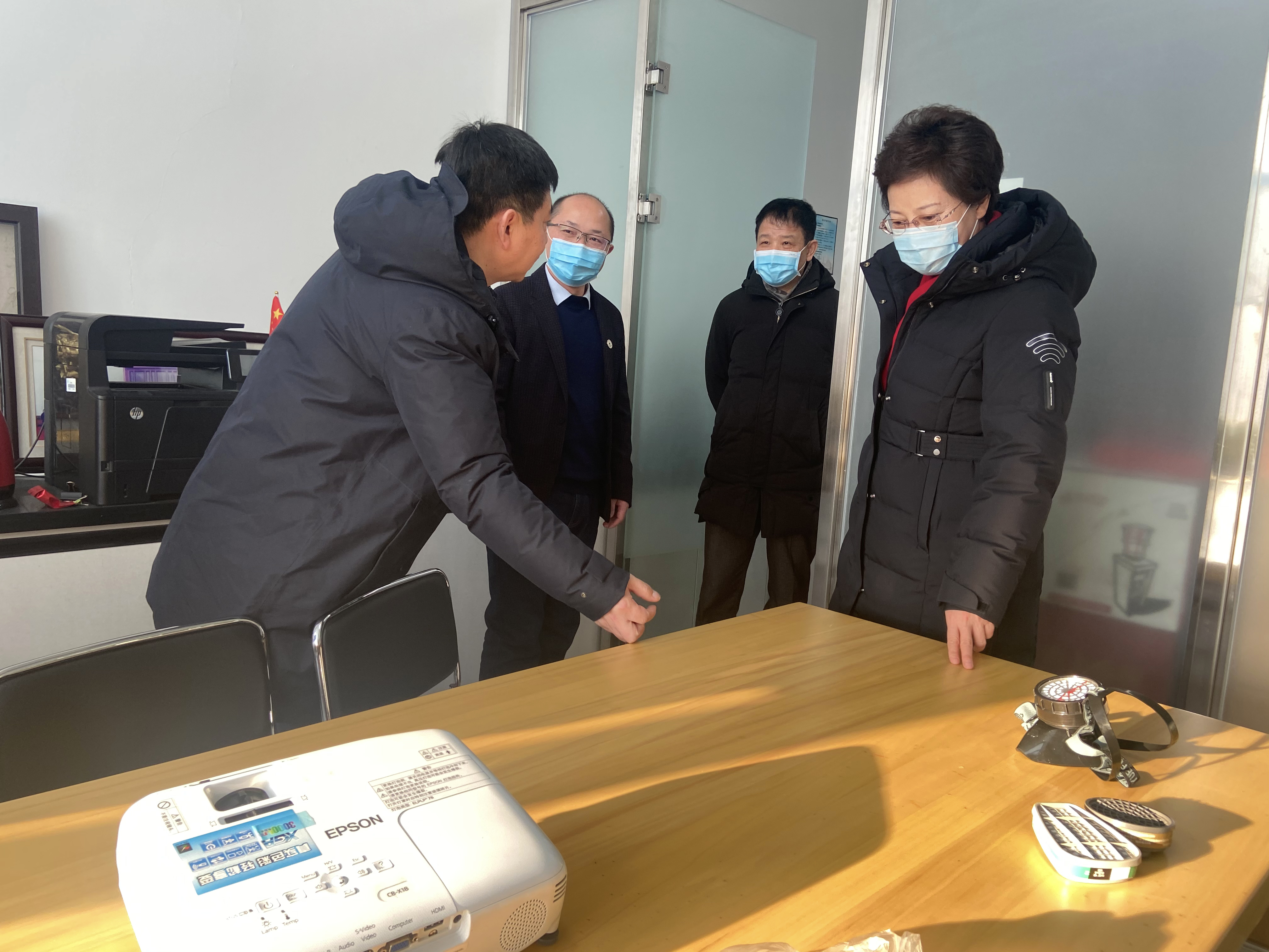 省政协副主席刘睦终来我校看望联系专家刘守新