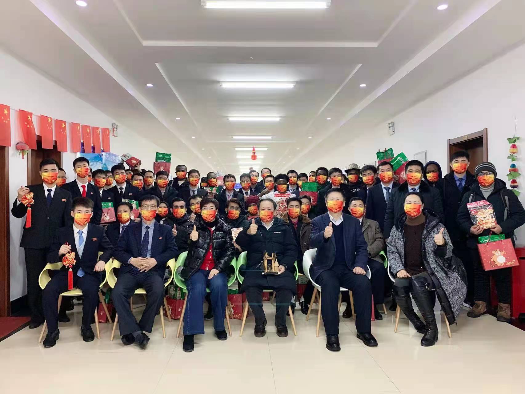 校领导小年看望慰问在校留学生