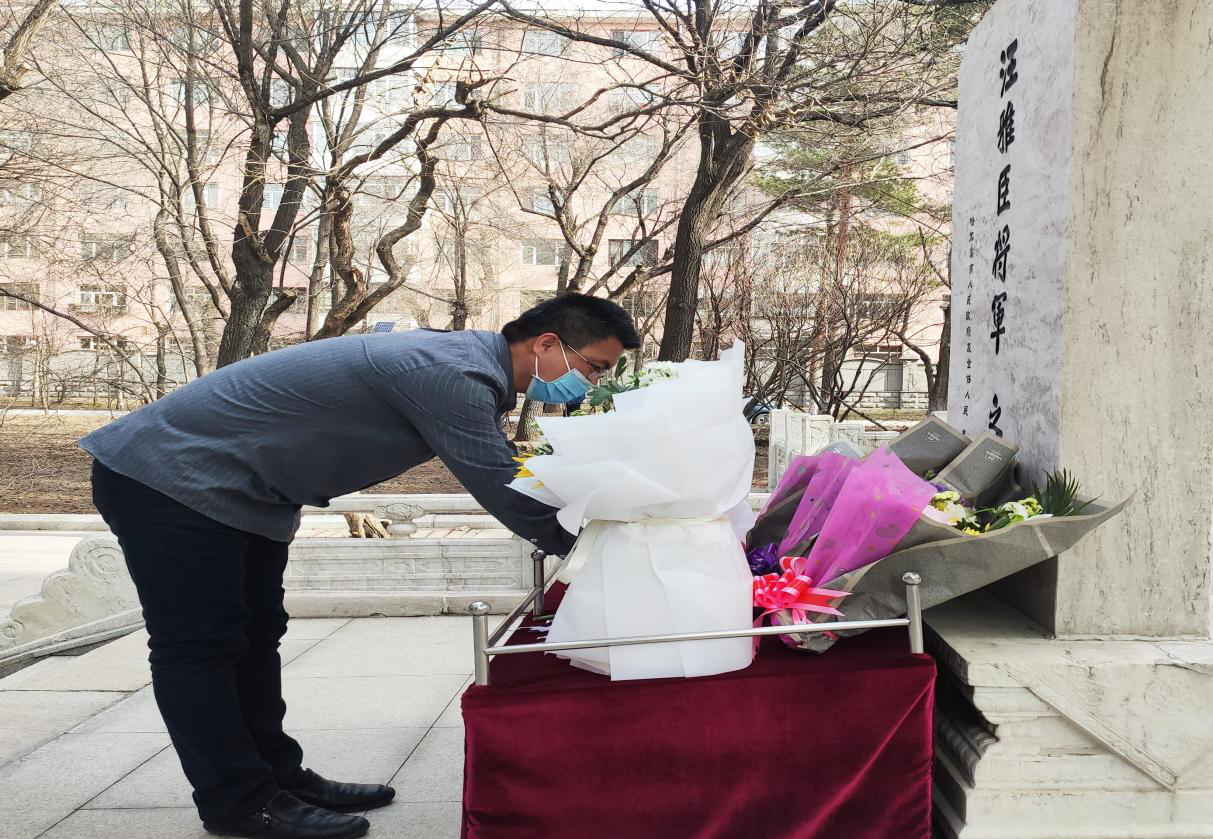 教师代表姚亮亮老师进行了简短的发言,他谈到,革命先烈是民族英雄,是