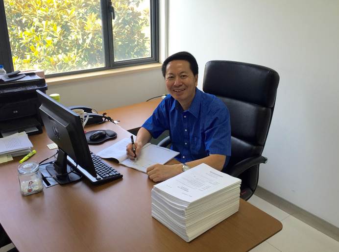 【校友事迹】王洪学:高分子田野上的奋斗者