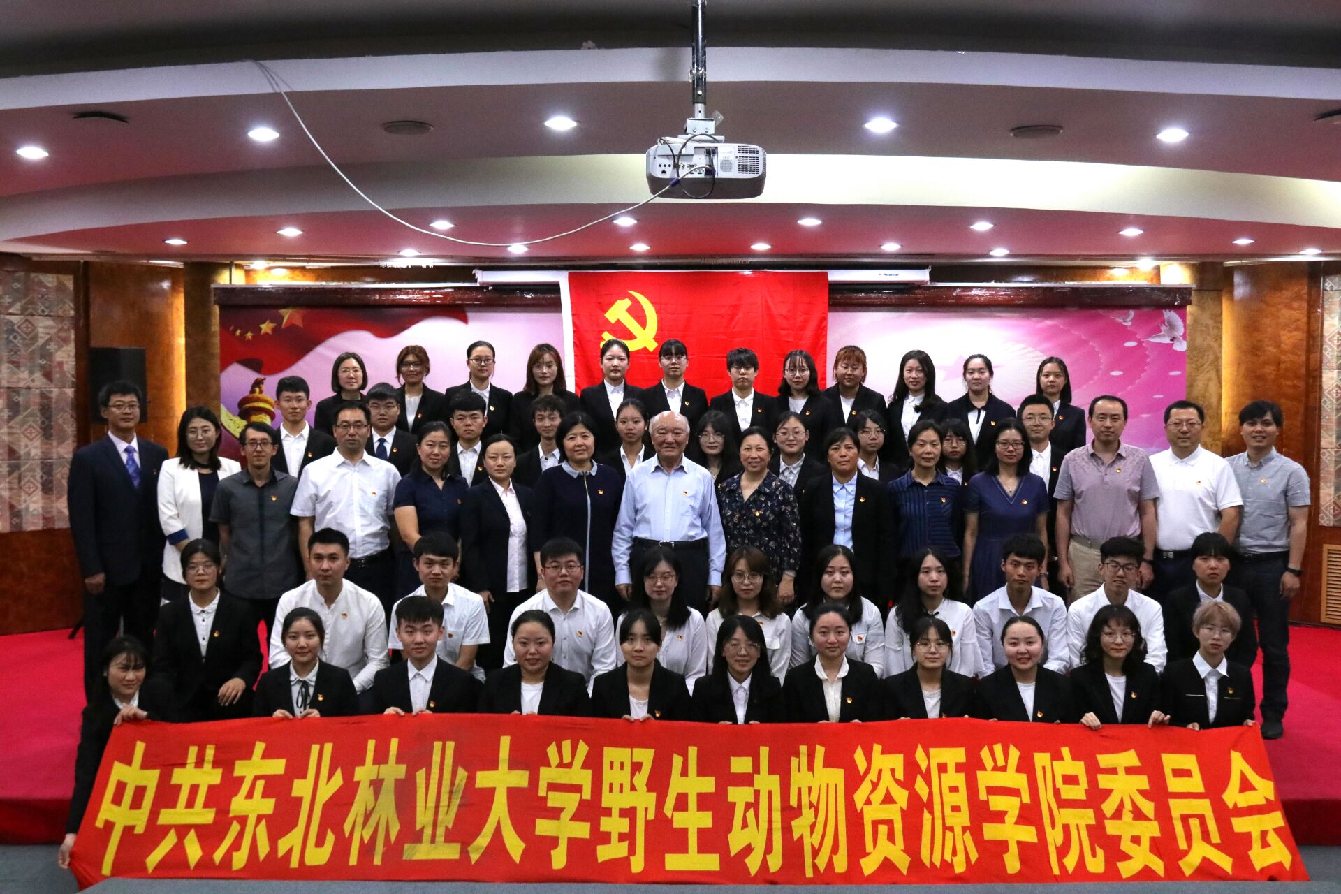 学院交工党员代表和学生党员合影