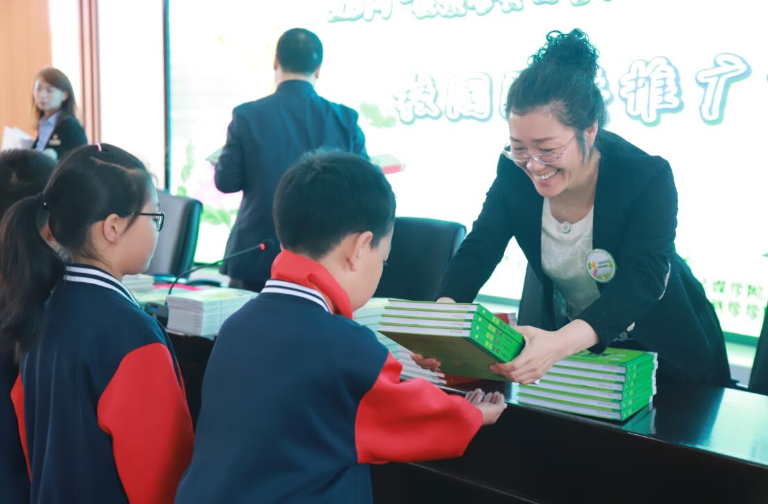 祝书记为孩子们送上图书