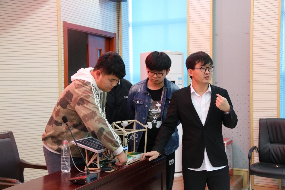 参赛学生进行作品展示