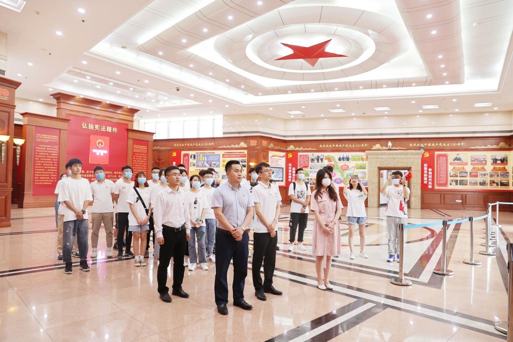 图为支部党员参观党建大厅