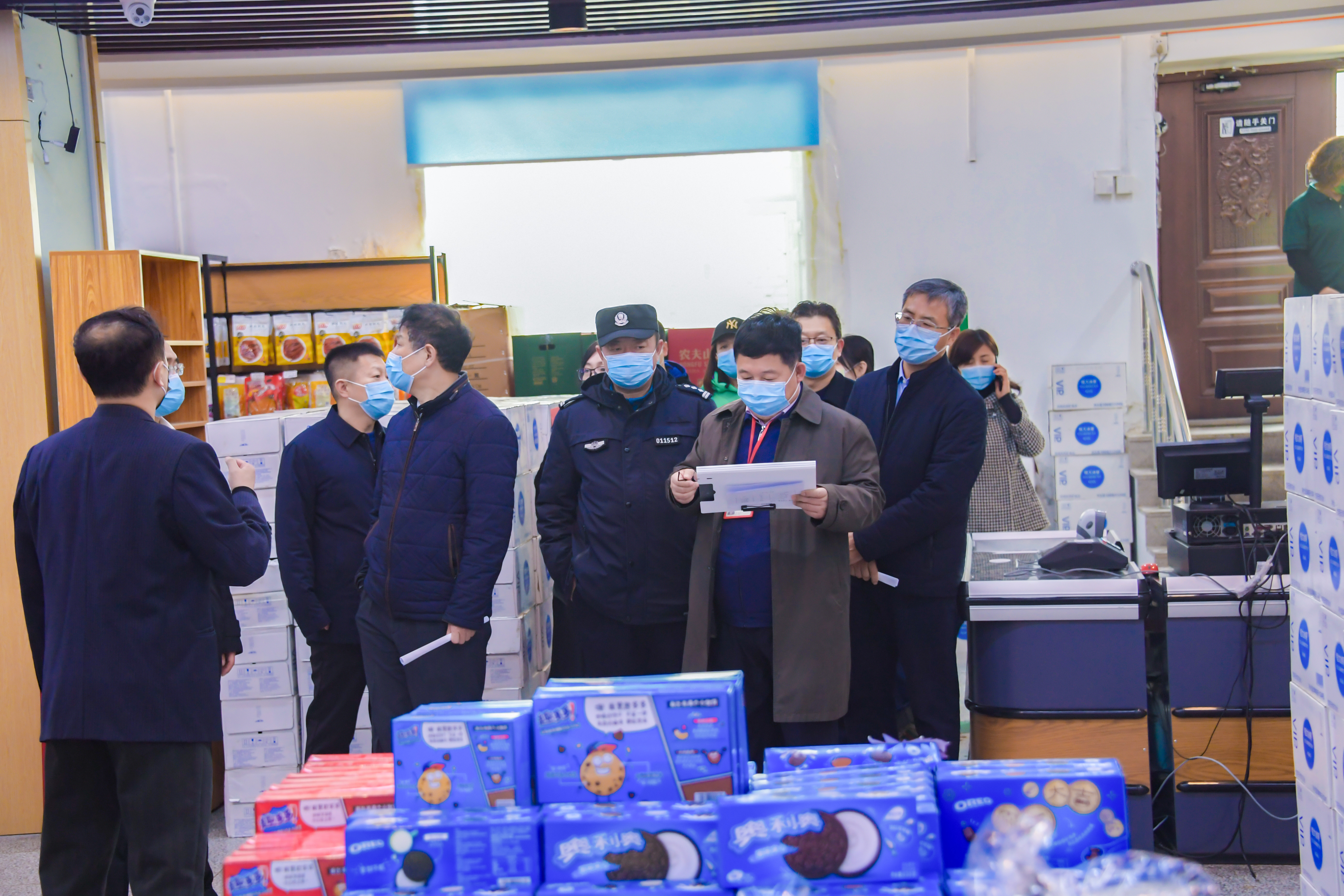 校领导查看物资.jpg