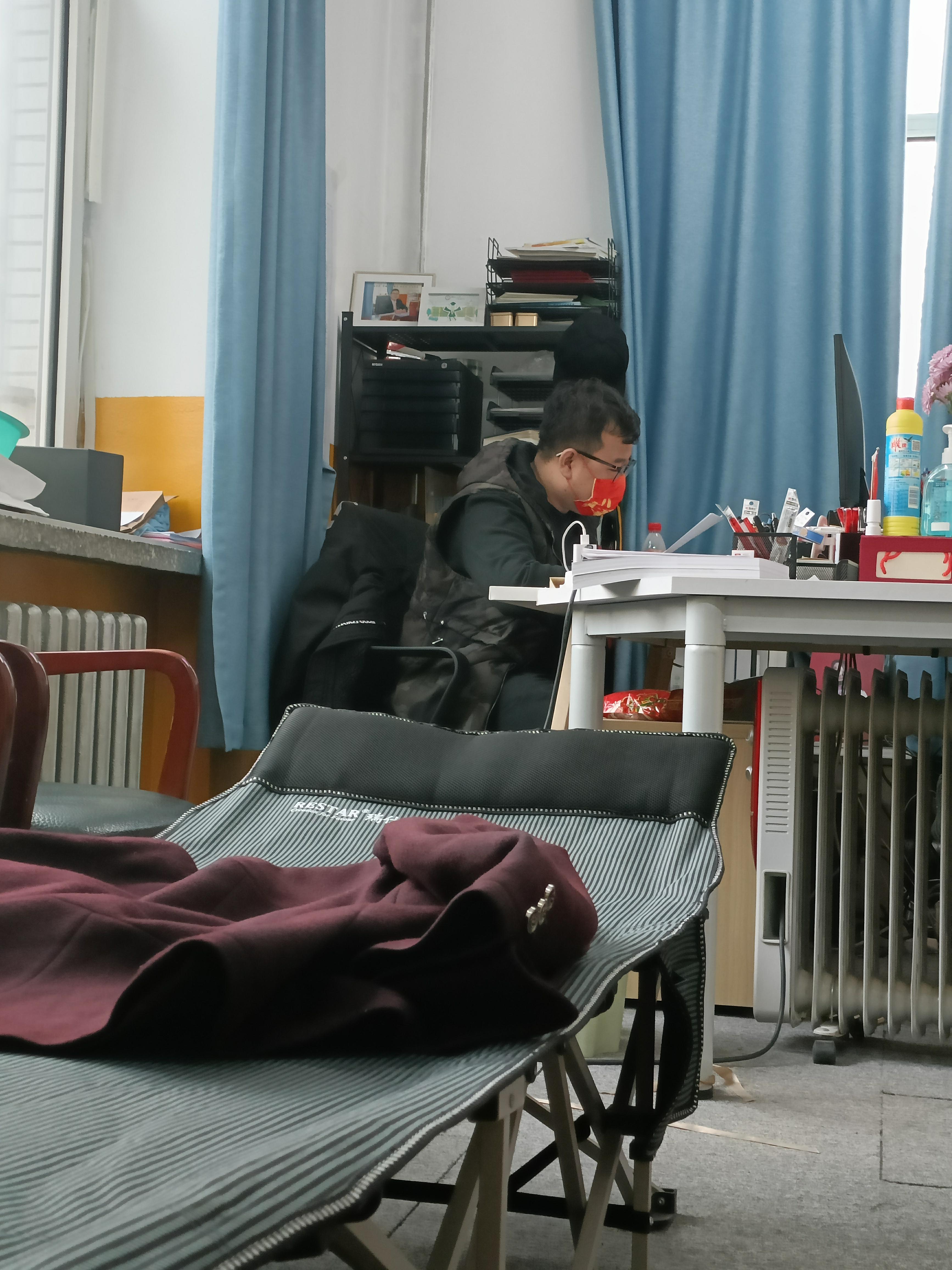 辅导员在办公室支起行军床_毒霸看图.jpg