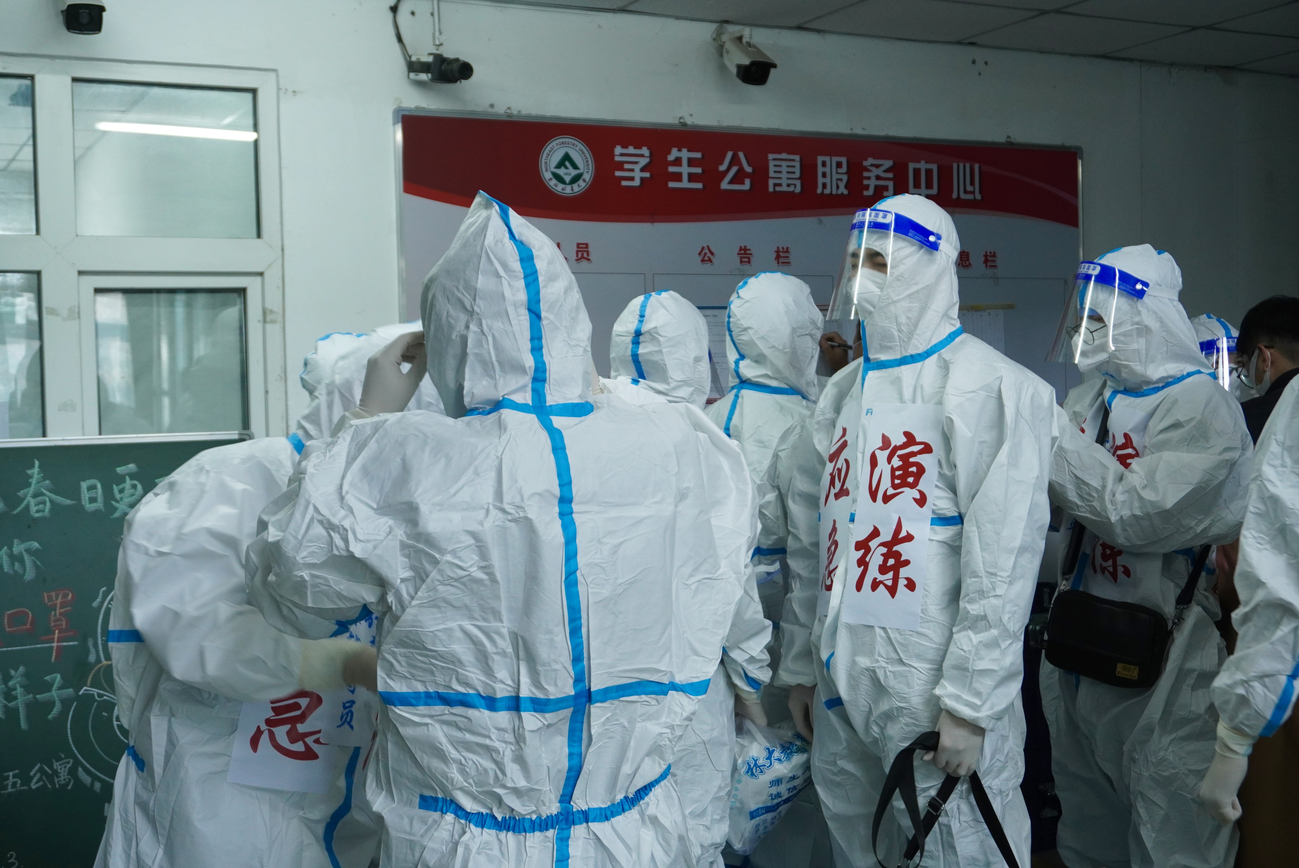 穿防护服.jpg