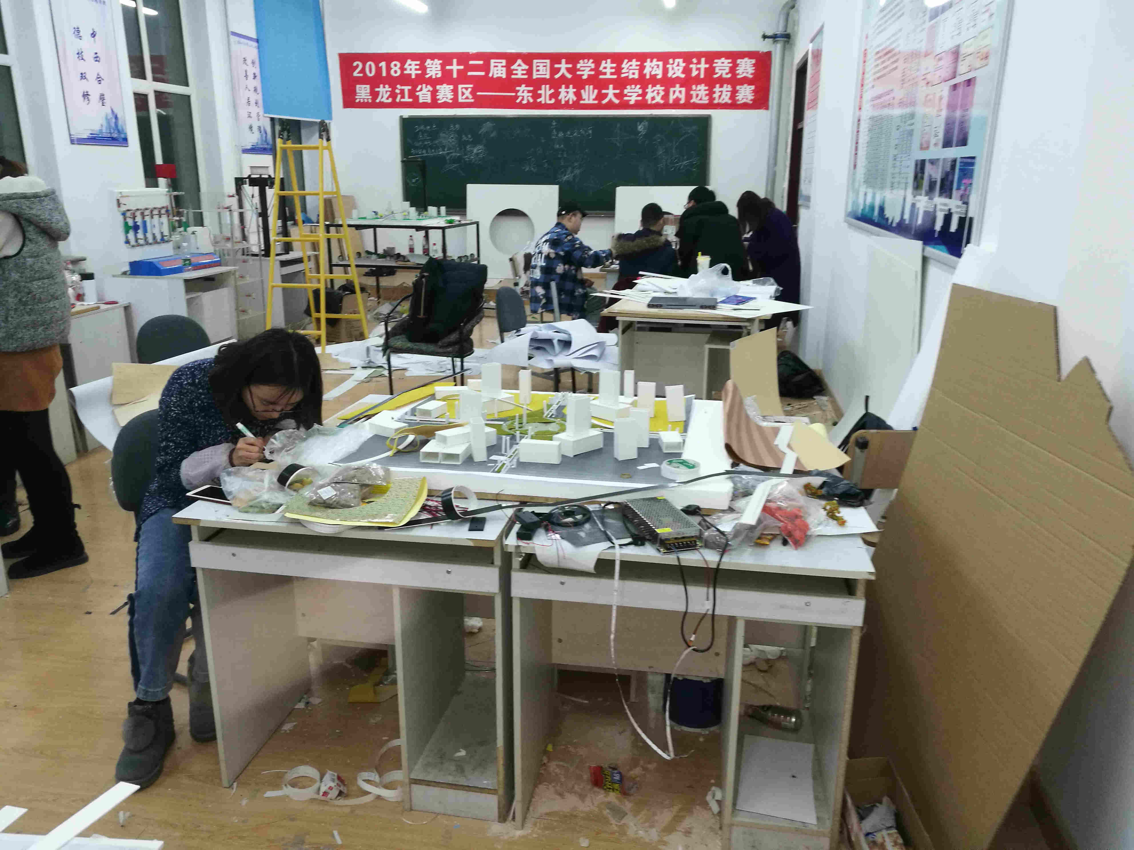 团队成员在沙盘模型的制作过程现场