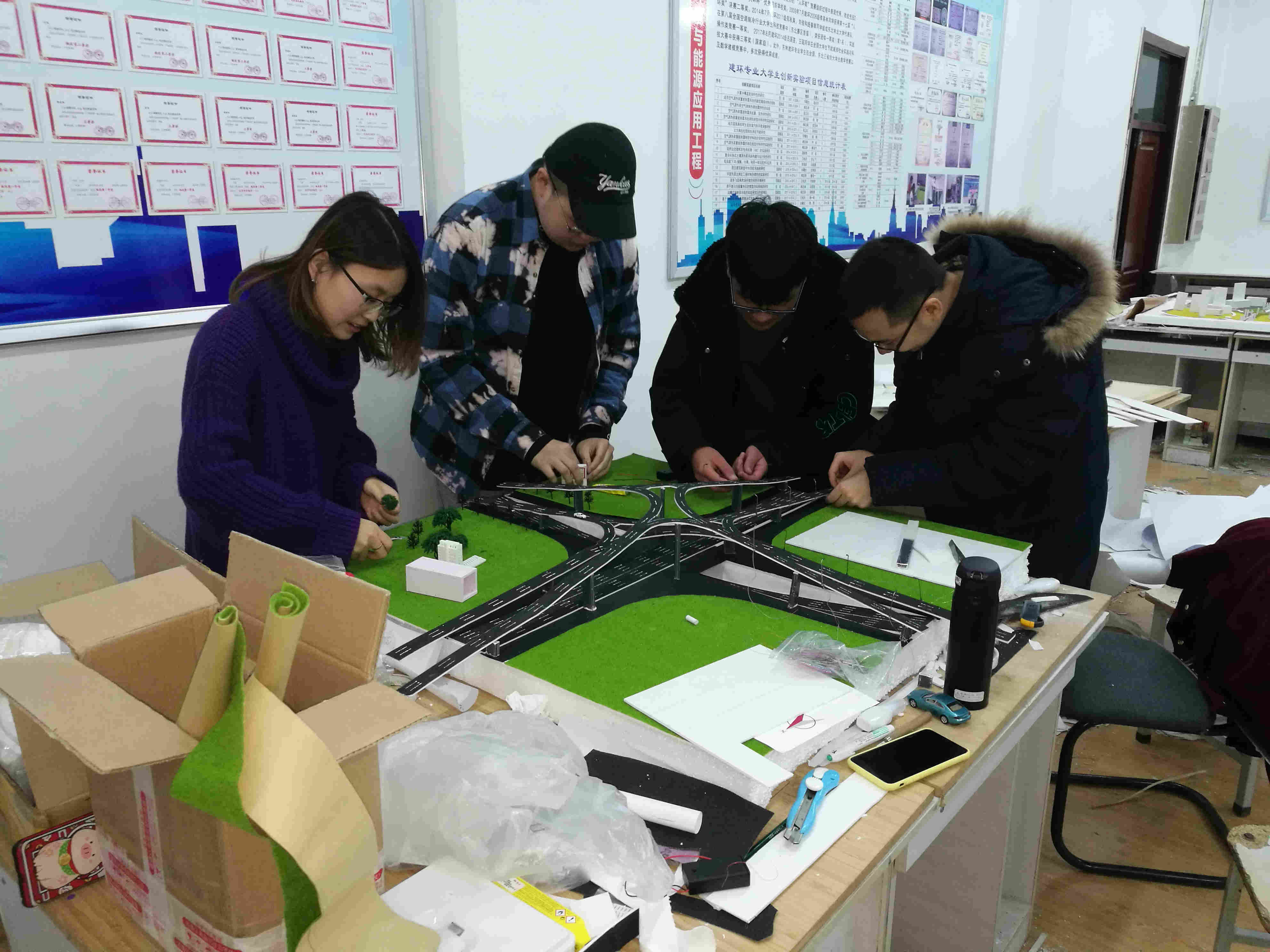 团队成员在沙盘模型的制作过程现场