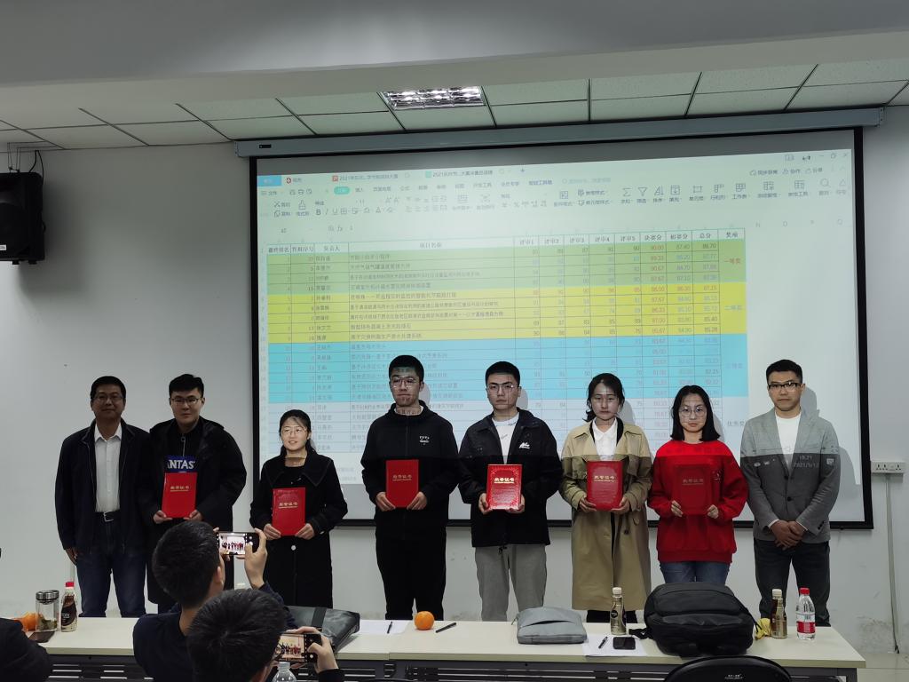 评委为获奖选手代表颁发证书