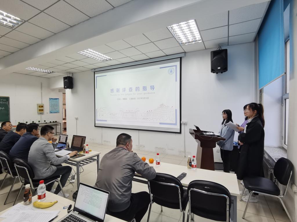 参赛选手进行现场答辩