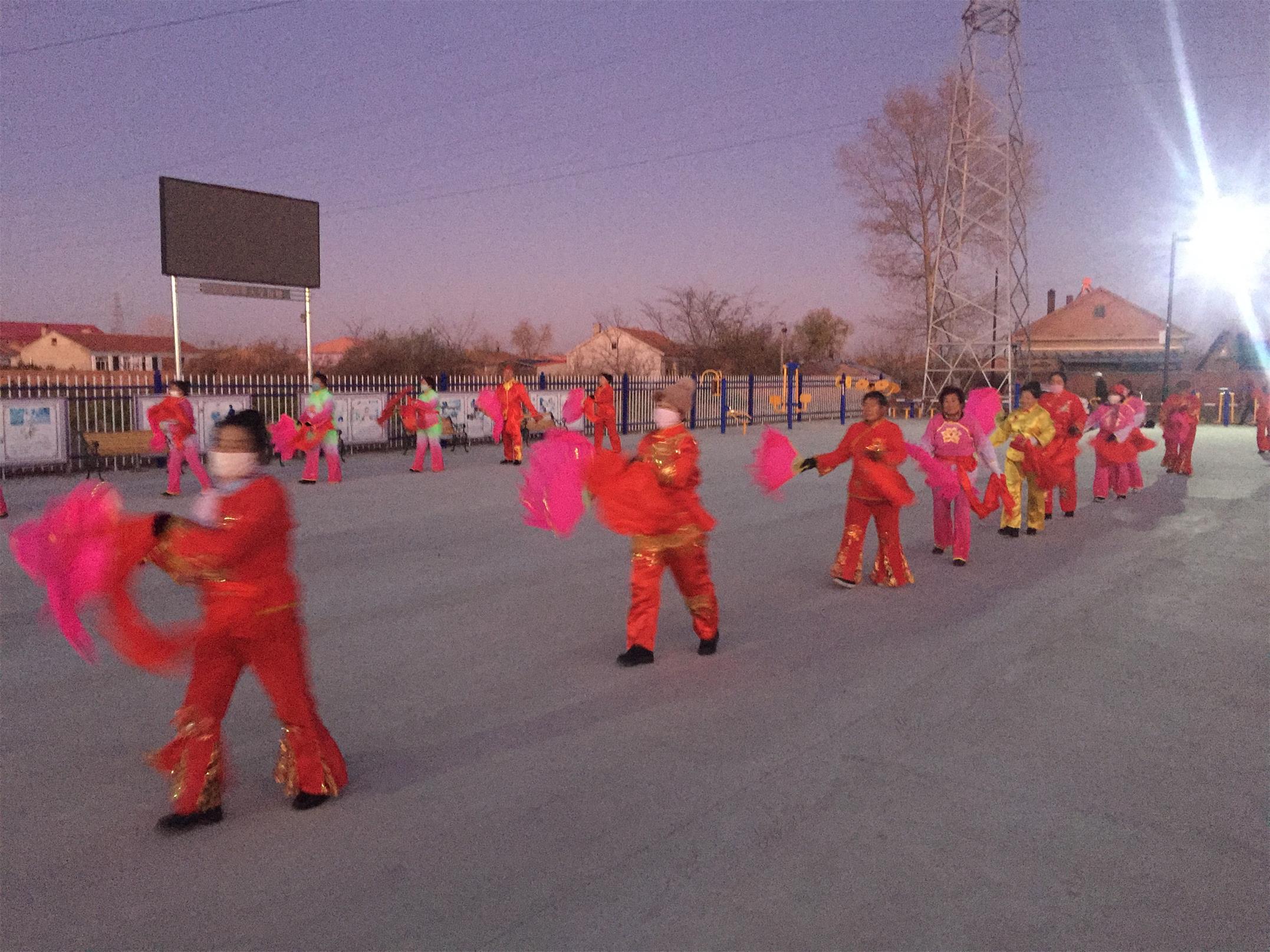 文化休闲广场亮起来,村民晚间文体活动多起来