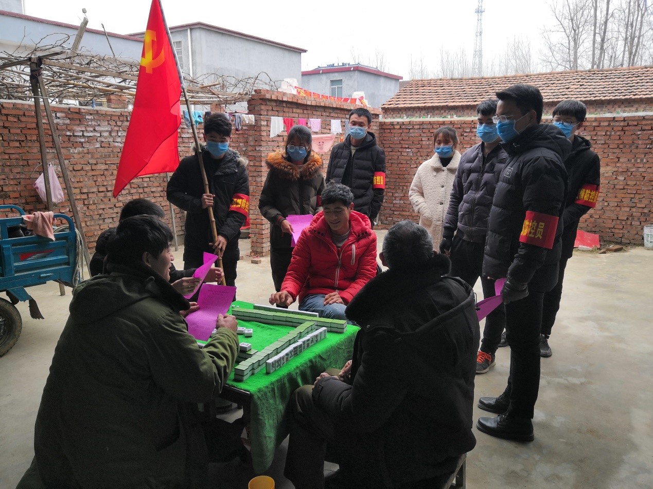 挨家挨户走访时发现村民聚众打牌,疏散群众返家