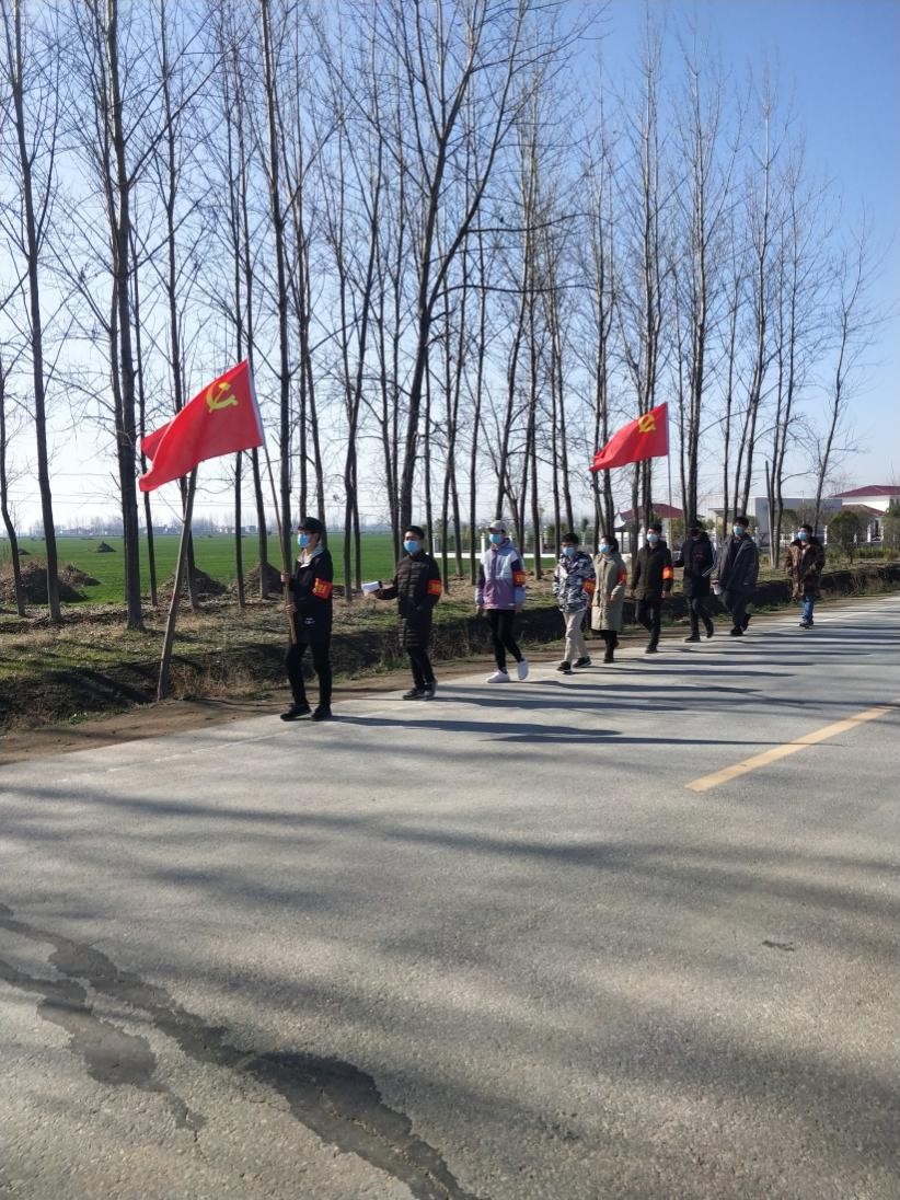 志愿者高举党旗,徒步挨家挨户走访,分发防疫宣传单