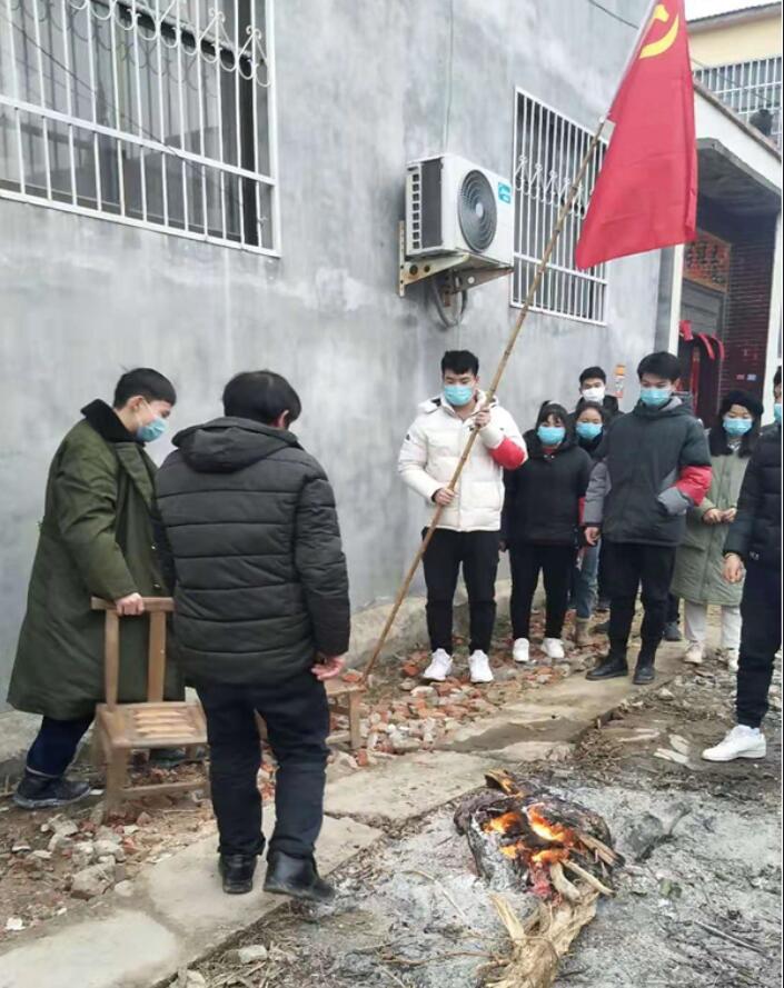 走访中发现村民聚堆烤火,监督其浇灭火堆,返家隔离