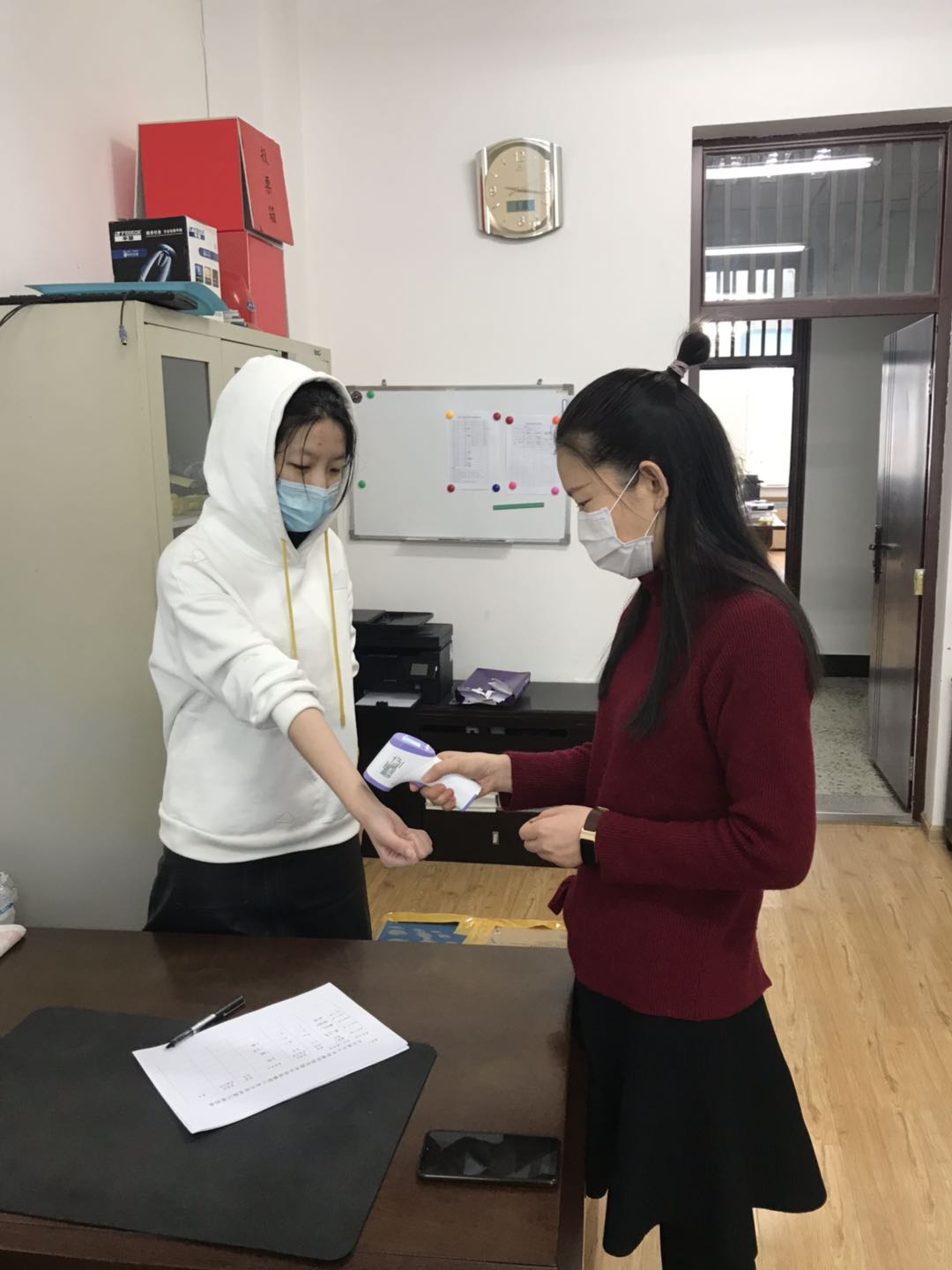 1郑燕副书记在为同事张颂检测体温