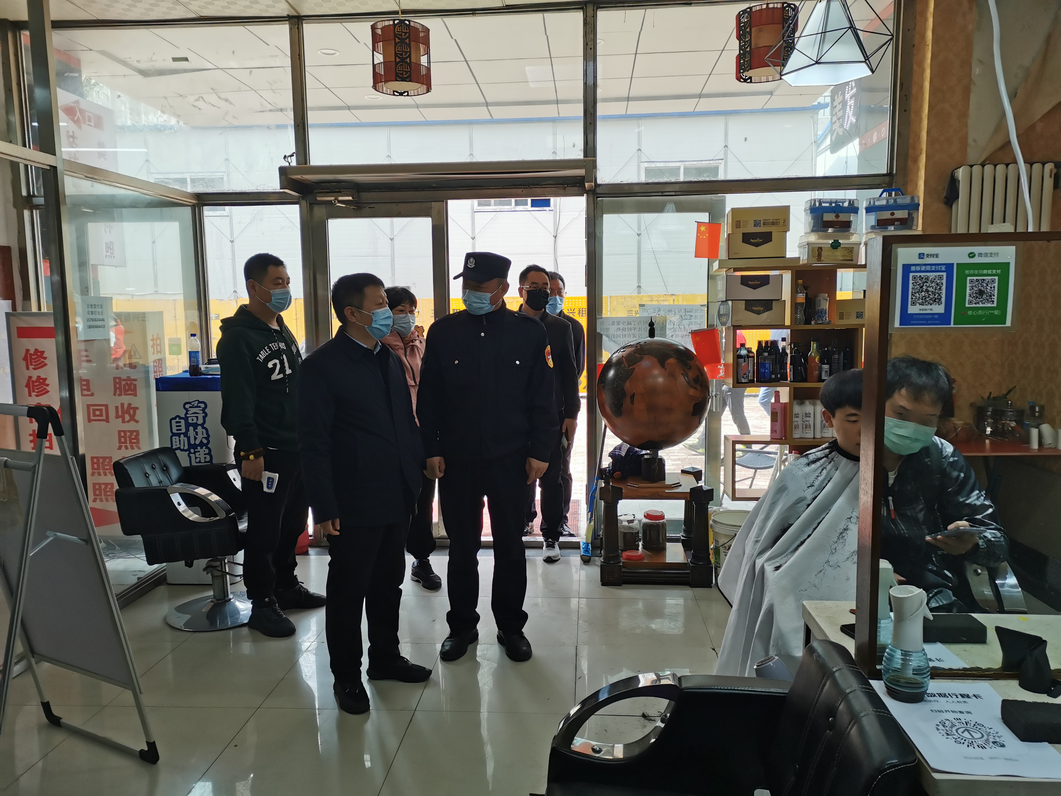 8督查组到校园美发室督查疫情防控情况.jpg