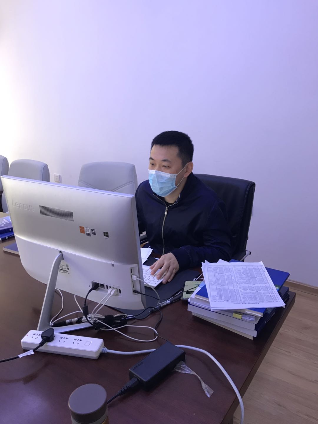 教学秘书张国成在核对教学信息