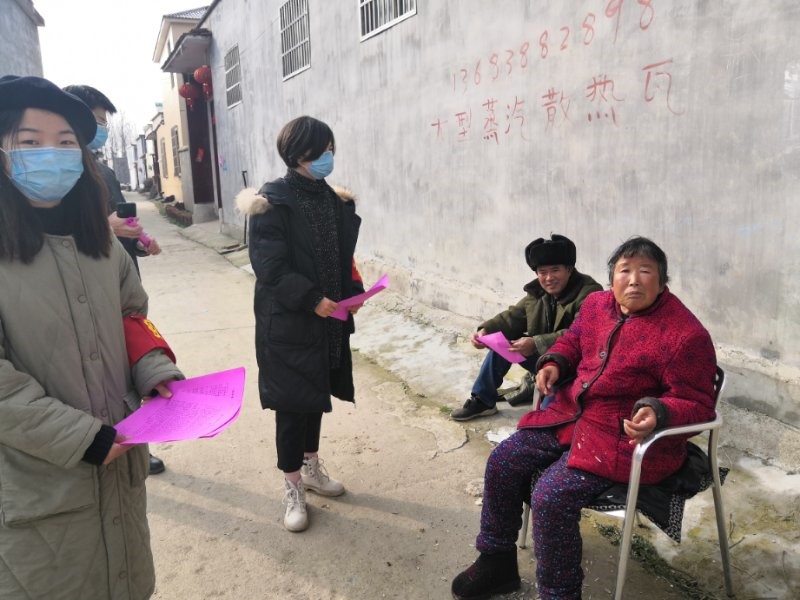 耐心为爷爷奶奶们讲述疫情严重性,引导其回家
