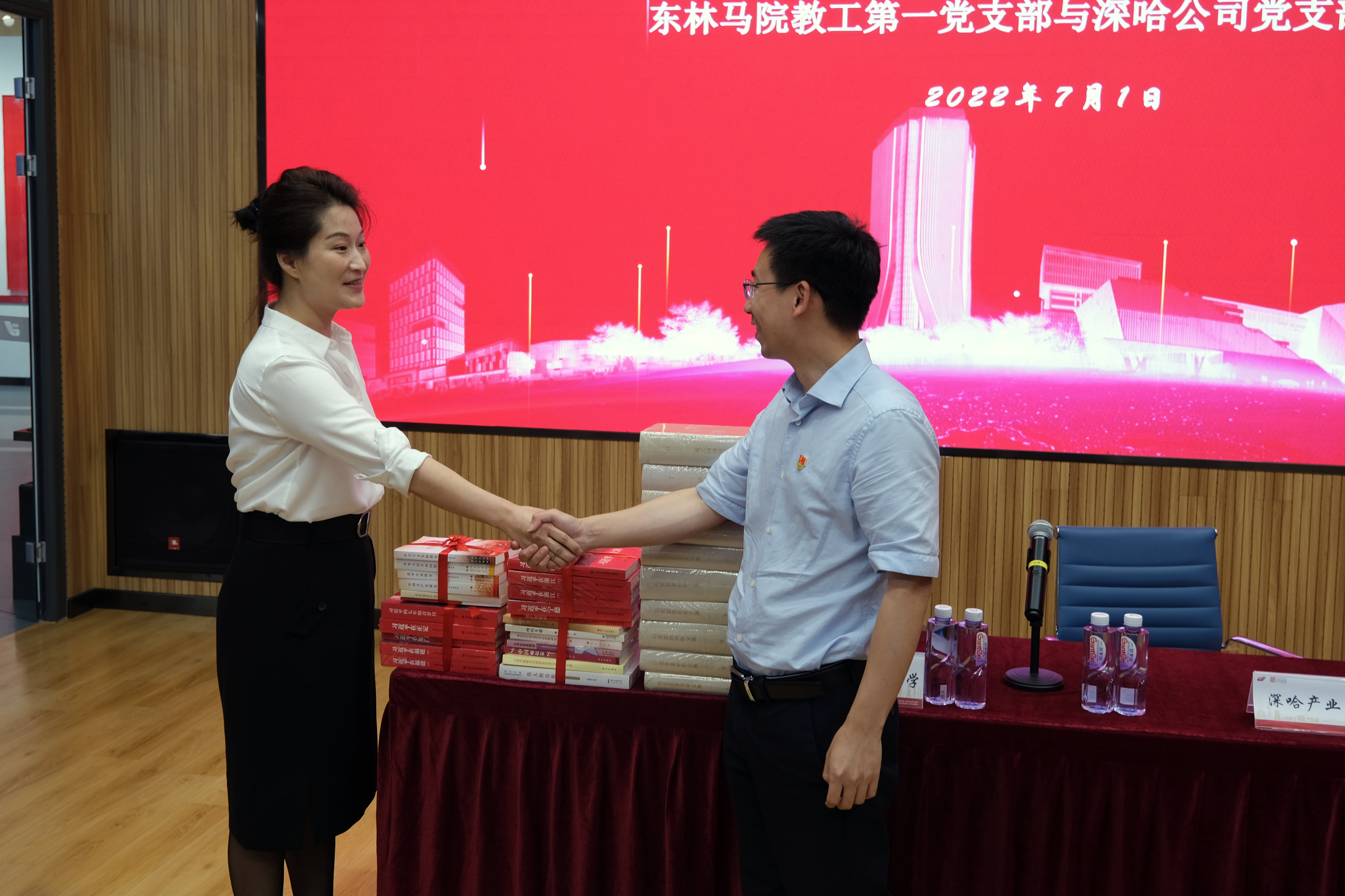 于冰教授代表学院向深哈公司党支部捐赠图书.jpg
