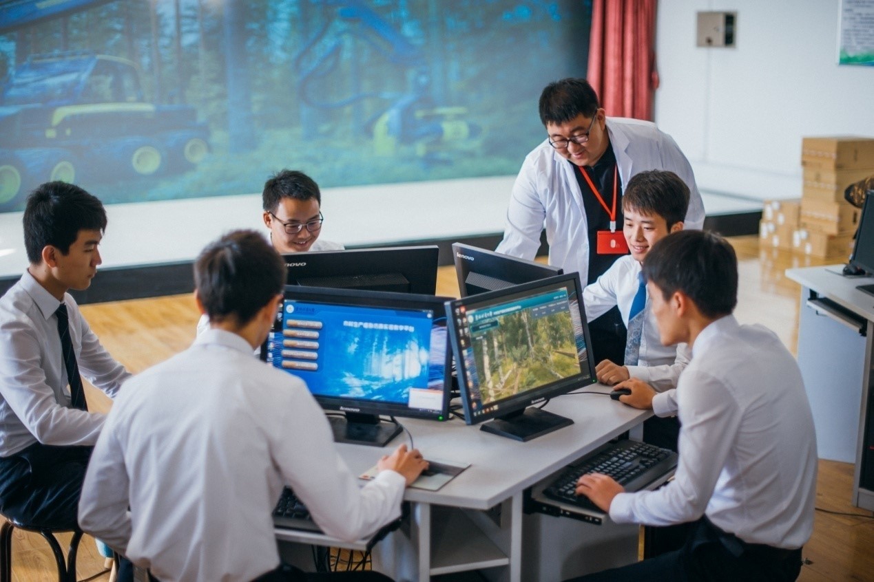 朝鲜学生接受老师指导