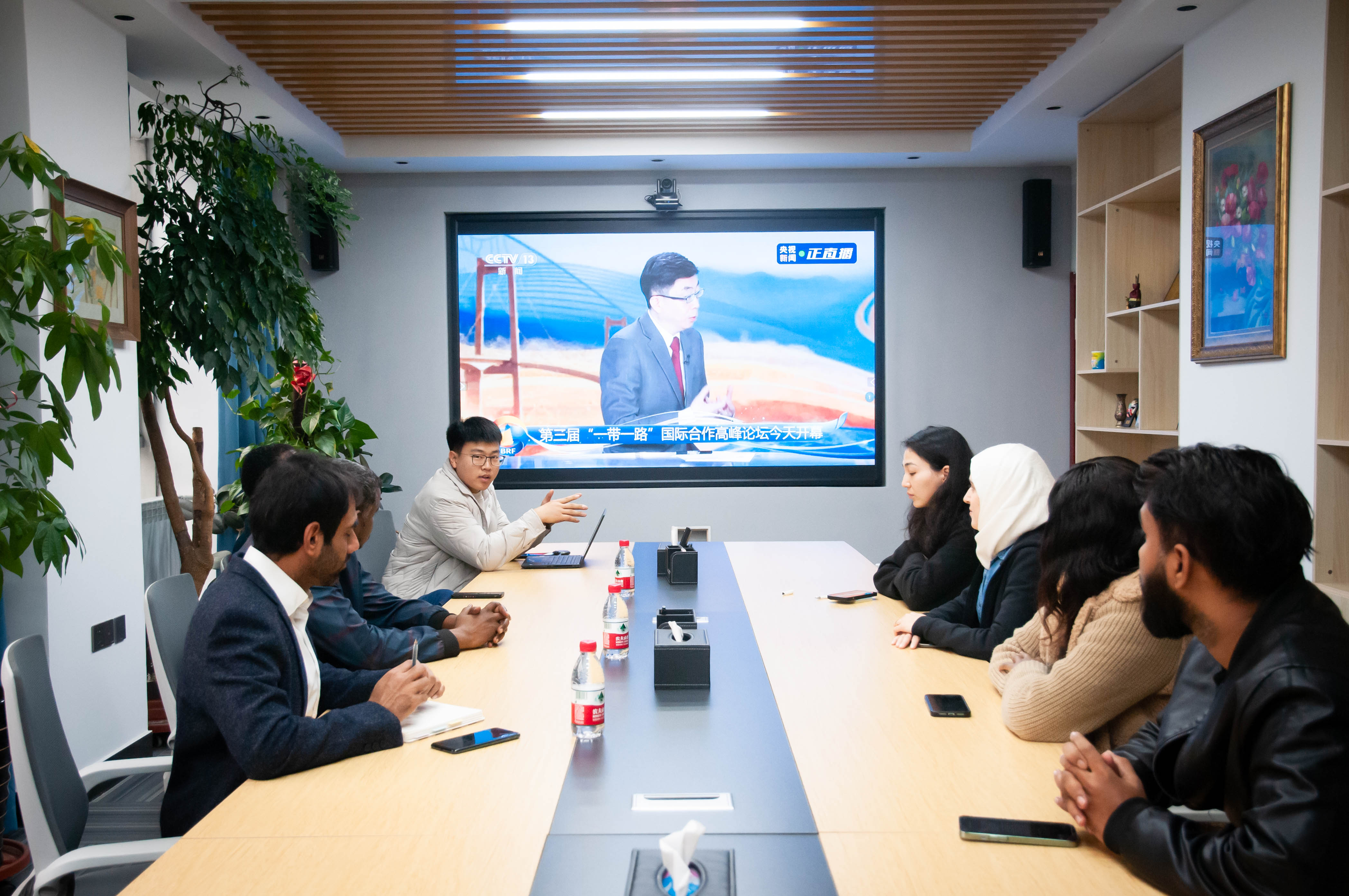 2.留学生观看第三届一带一路高峰论坛并发表感想 (5).jpg