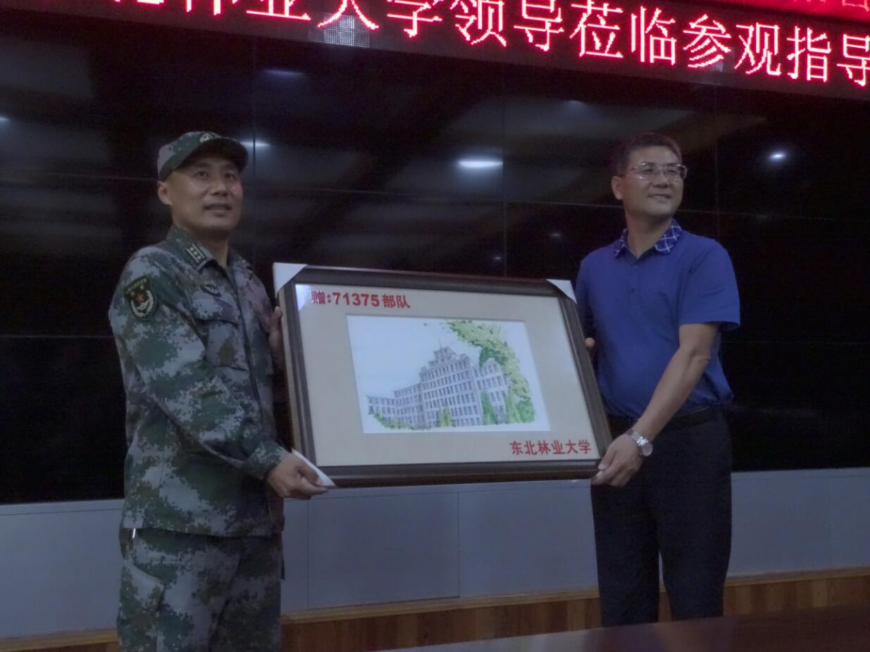 学校领导在部队慰问赠送学校画作