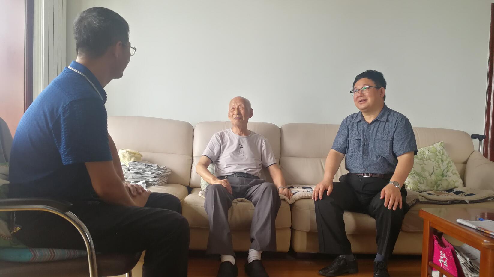 学校领导看望慰问李雪菲老同志