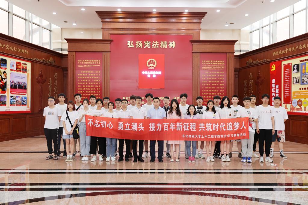 图为支部全体党员合影留念