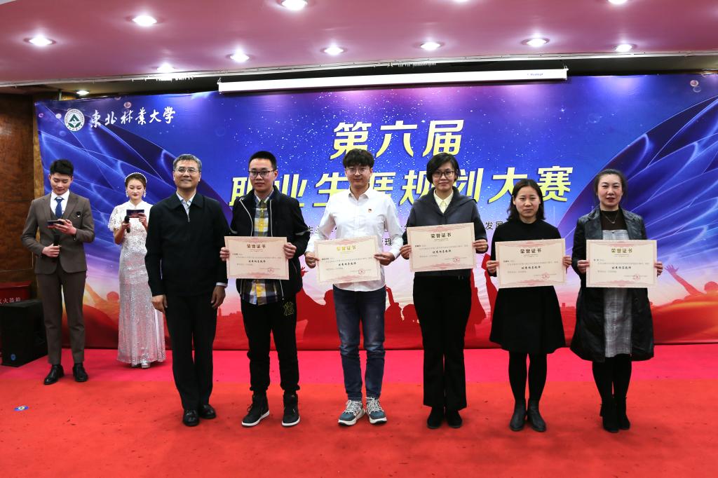 雒文虎副校长为荣获“优秀指导教师”的教师代表颁奖