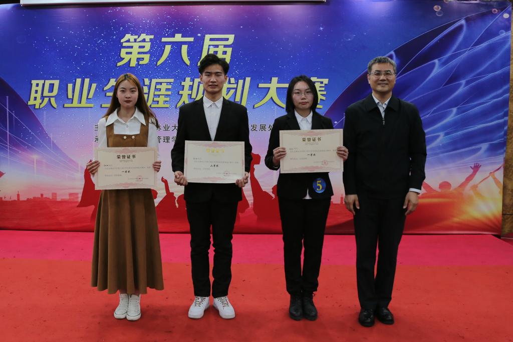 雒文虎副校长为荣获一等奖选手颁奖