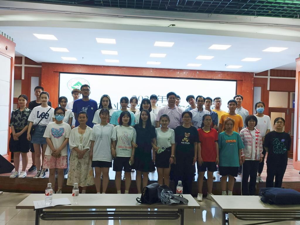 评委老师和参赛同学合影