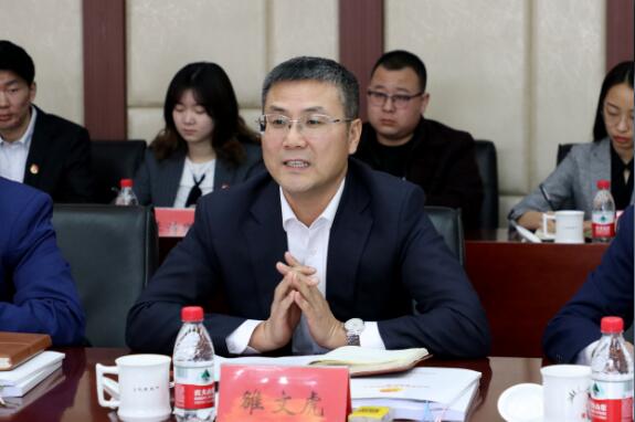 党委常委、副校长雒文虎介绍学校共青团工作情况