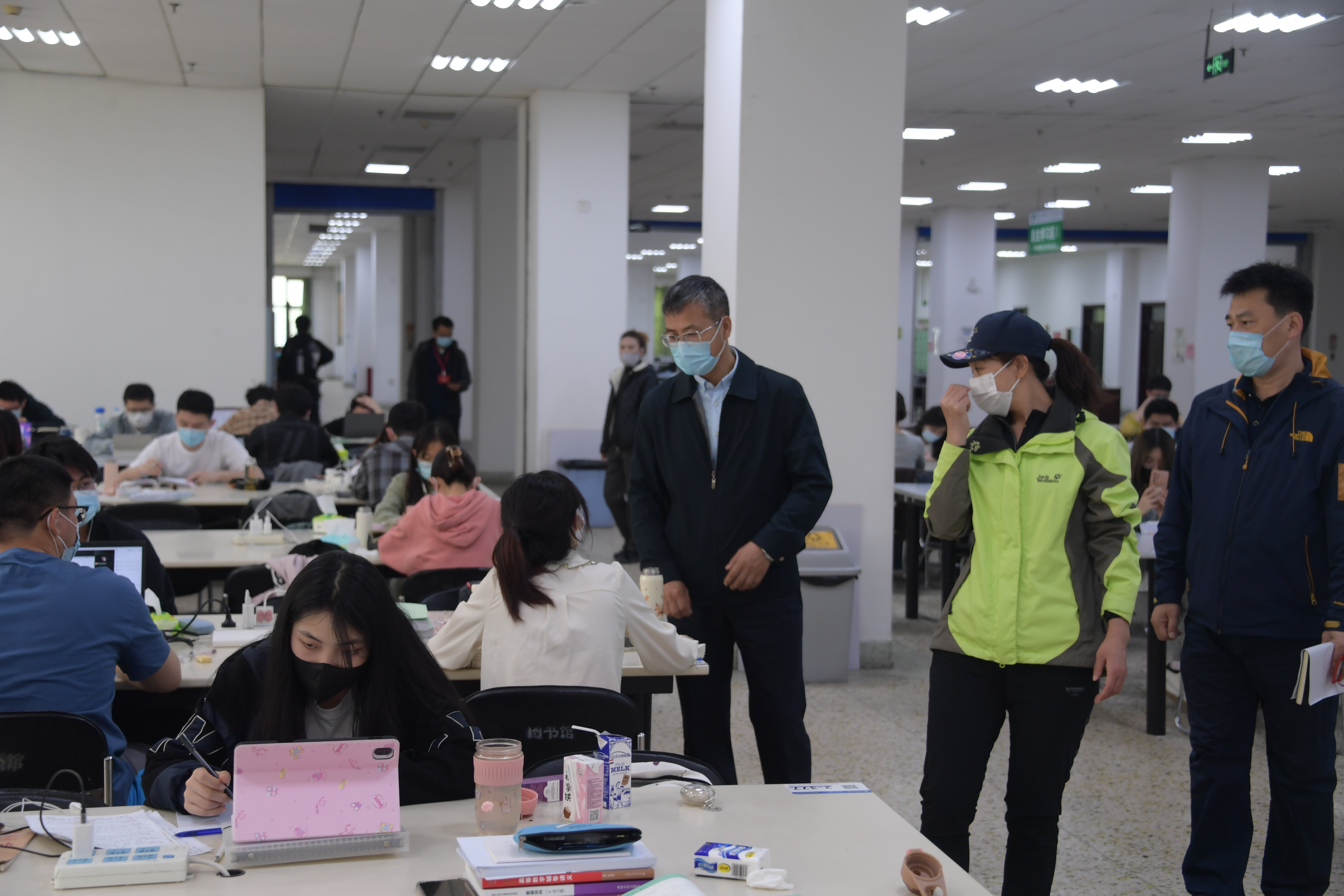 5督查组到图书馆督查学生疫情防护情况.JPG
