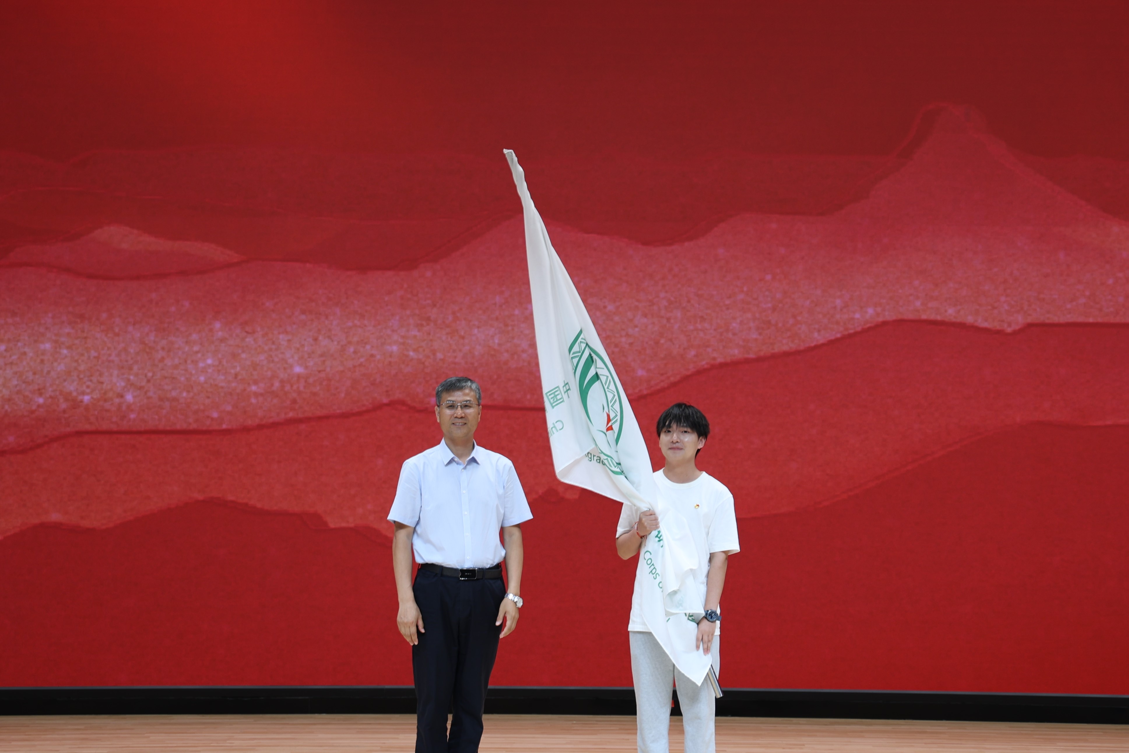 授旗中景 - 副本